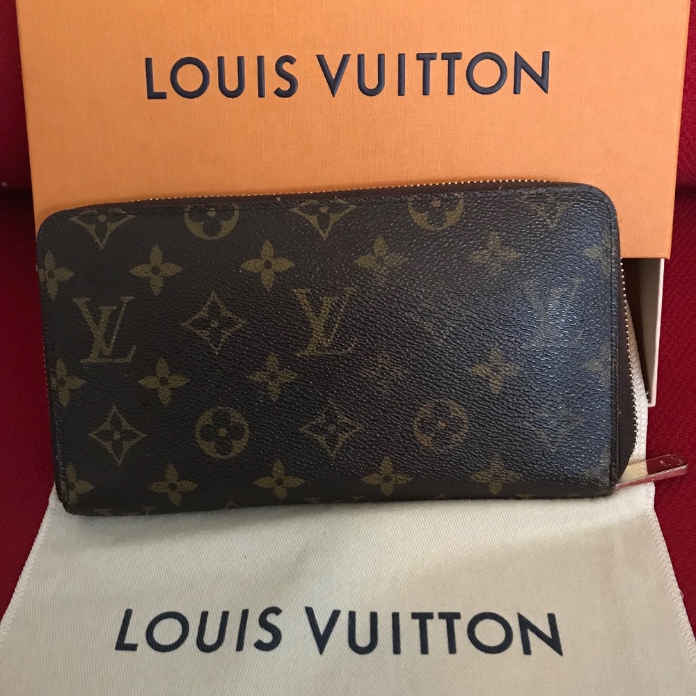 Authentic Louis Vuitton Zippy Wallet Organizer